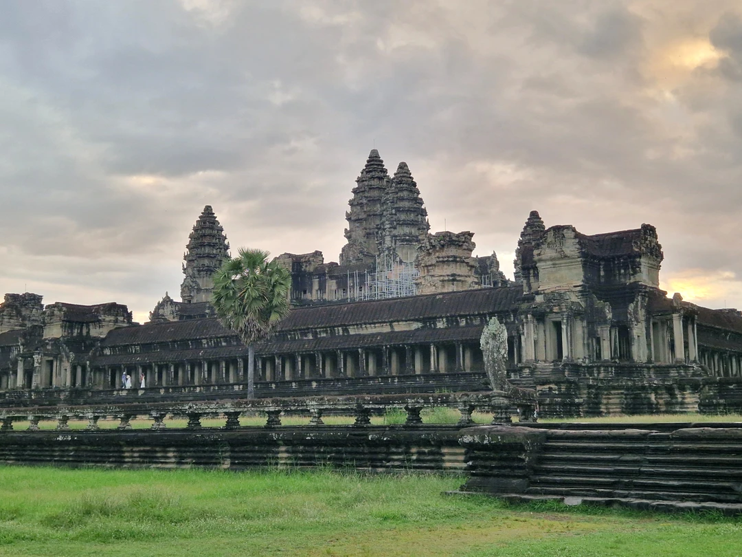 Присоединяюсь ко всем положительным отзывам, действительно отличная экскурсия. Мы были в Камбодже первый раз, специально приехали
