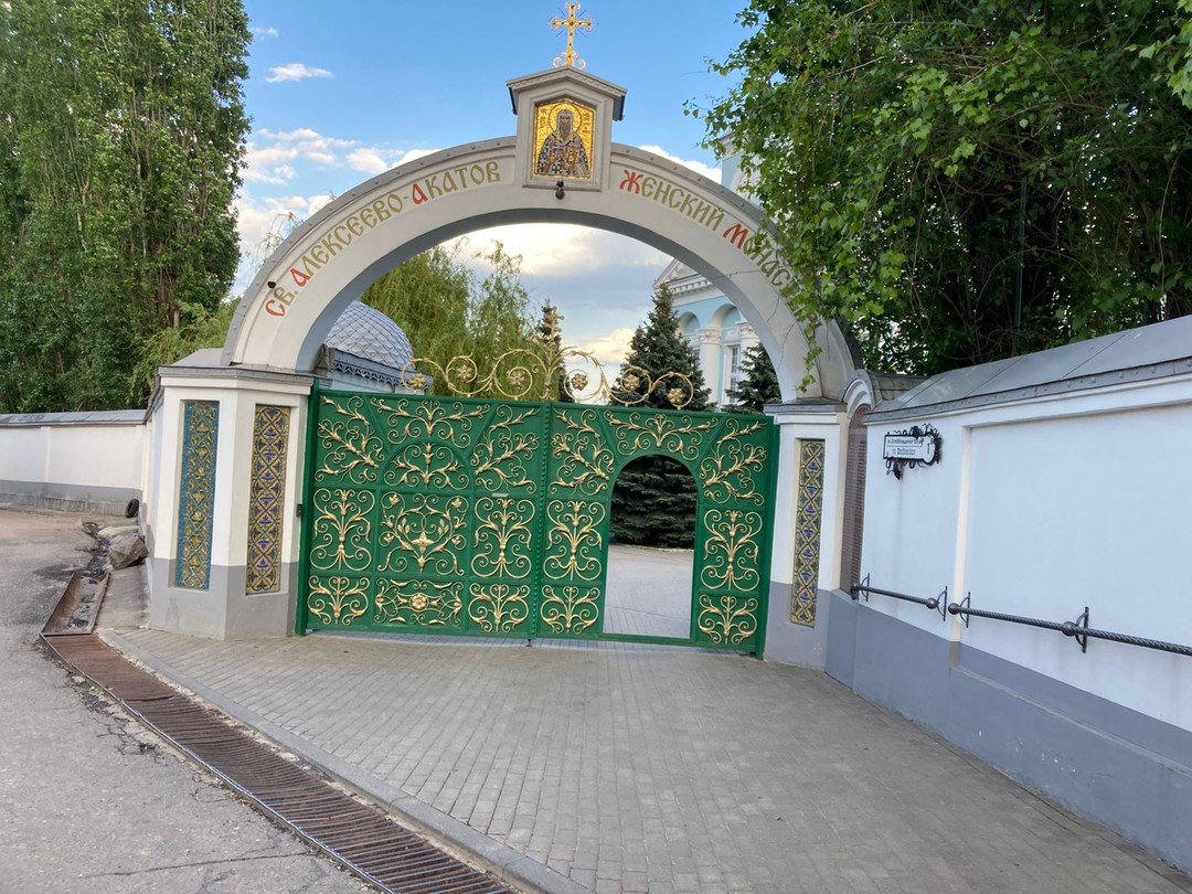 Замечательная экскурсия, очень эрудированный экскурсовод Юрий, подобрано удобное время, никуда не торопил, хотя экскурсия по времени