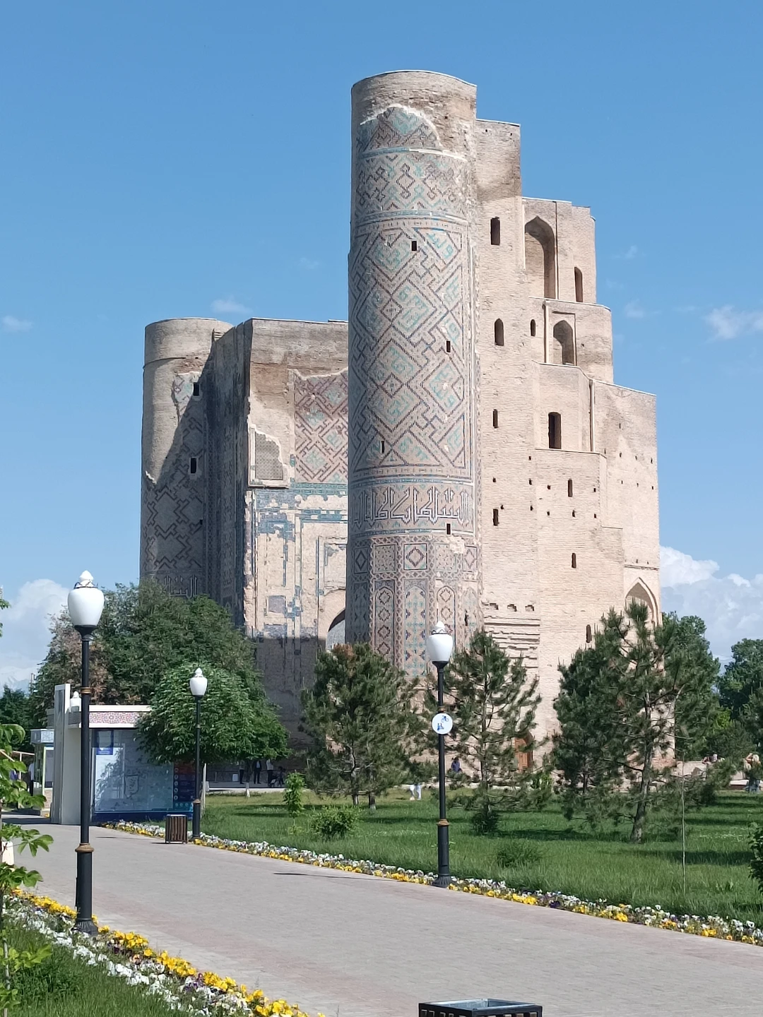 Это не было экскурсией,это просто поездка. Экскурсоводом был родственник. По дороге мы останавливались на рынке, и