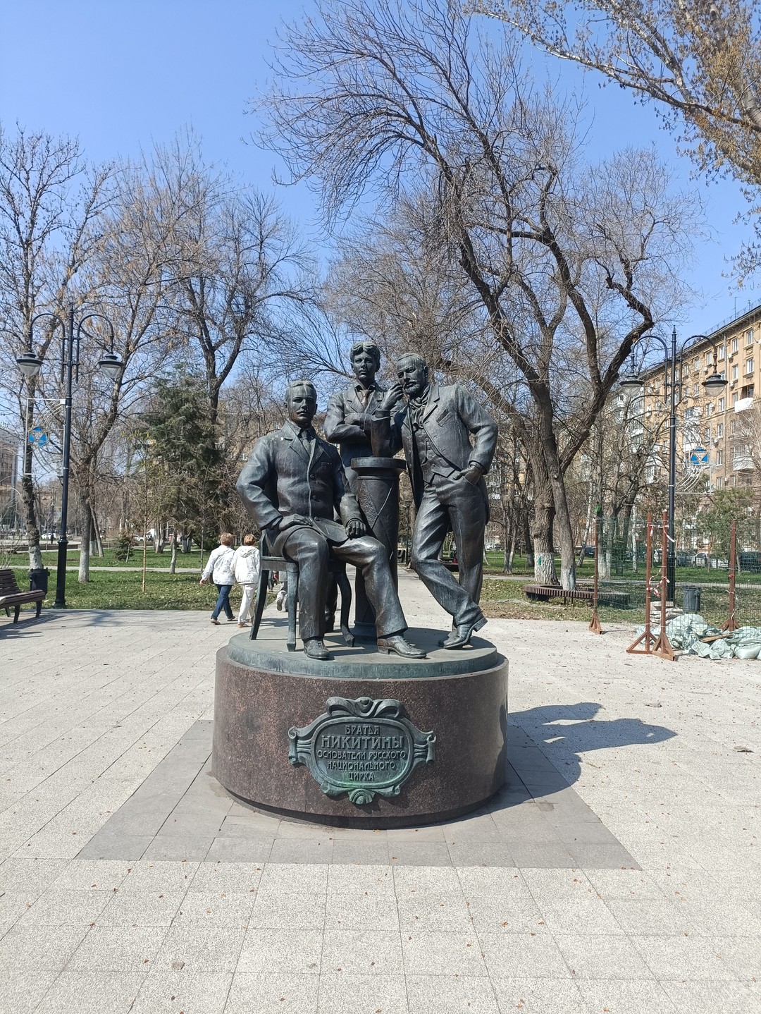 Хочу выразить благодарность Денису за прогулку. Его любовь к Саратову, является ключом сквозь пространство и время