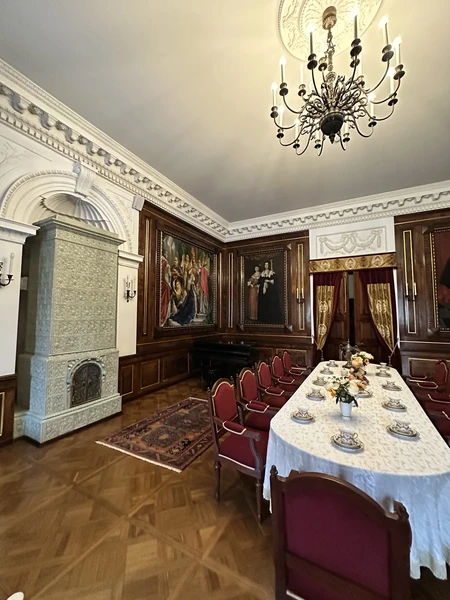 Нас сопровождал Андрей, очень приятный, общительный и пунктуальный мужчина. Приехал вовремя, машина чистая, есть вода для