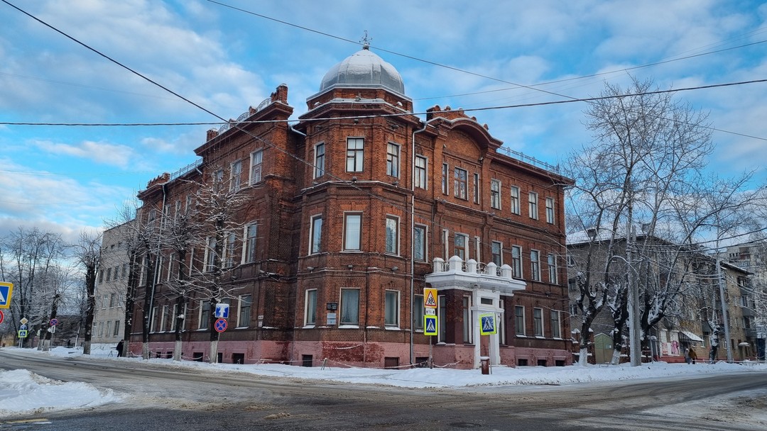 Александр провел для нас автомобильно-пешеходную экскурсию, подстоил маршрут с учетом погоды и наших интересов. Рассказывать про