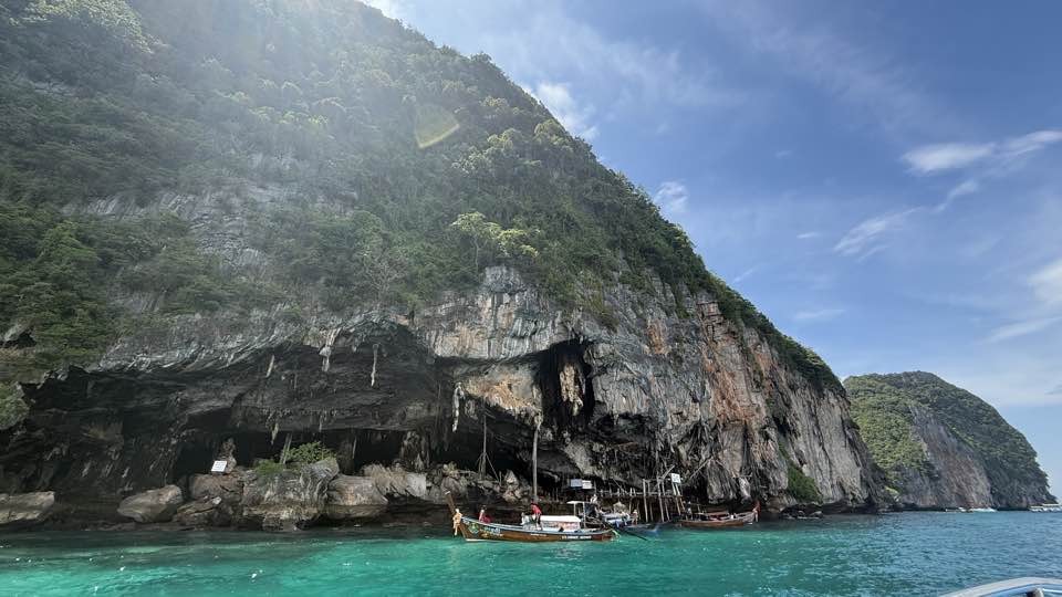 Очень насыщенная программа - много локаций, отличные гиды. С погодой повезло - большую часть времени солнечно