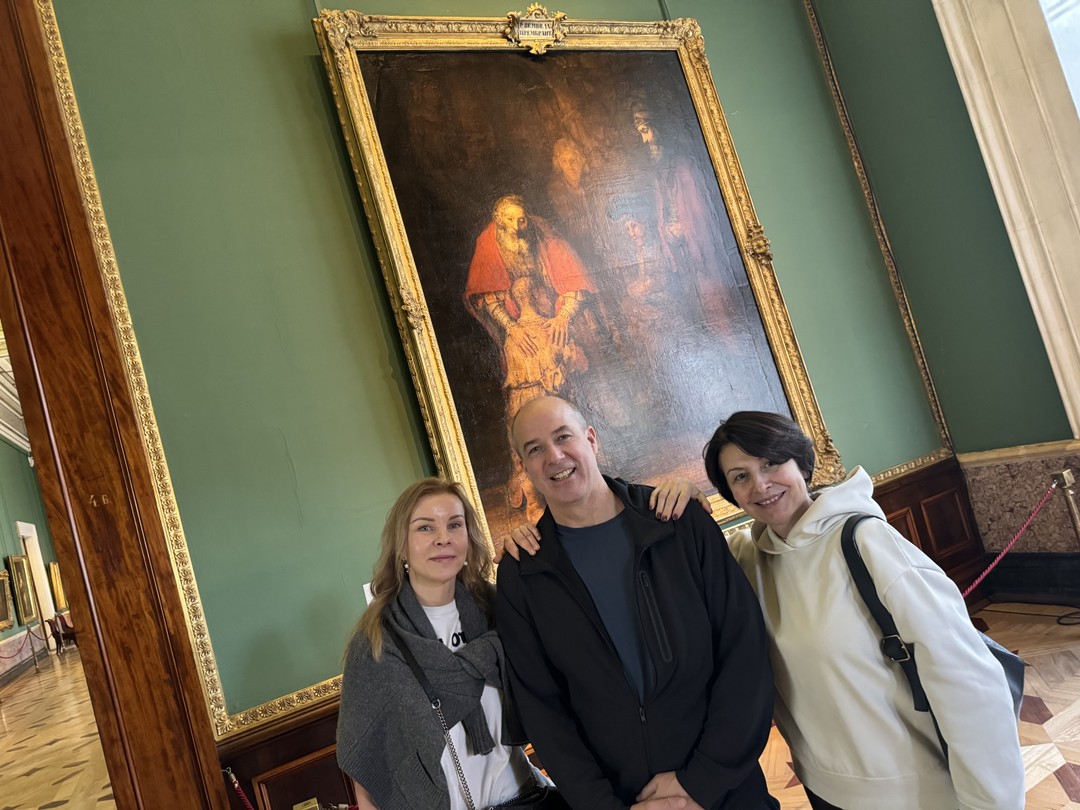 Дмитрий - прекрасный, очень эрудированный рассказчик. Но, в отличие от многих экскурсоводов, он не старается завалить