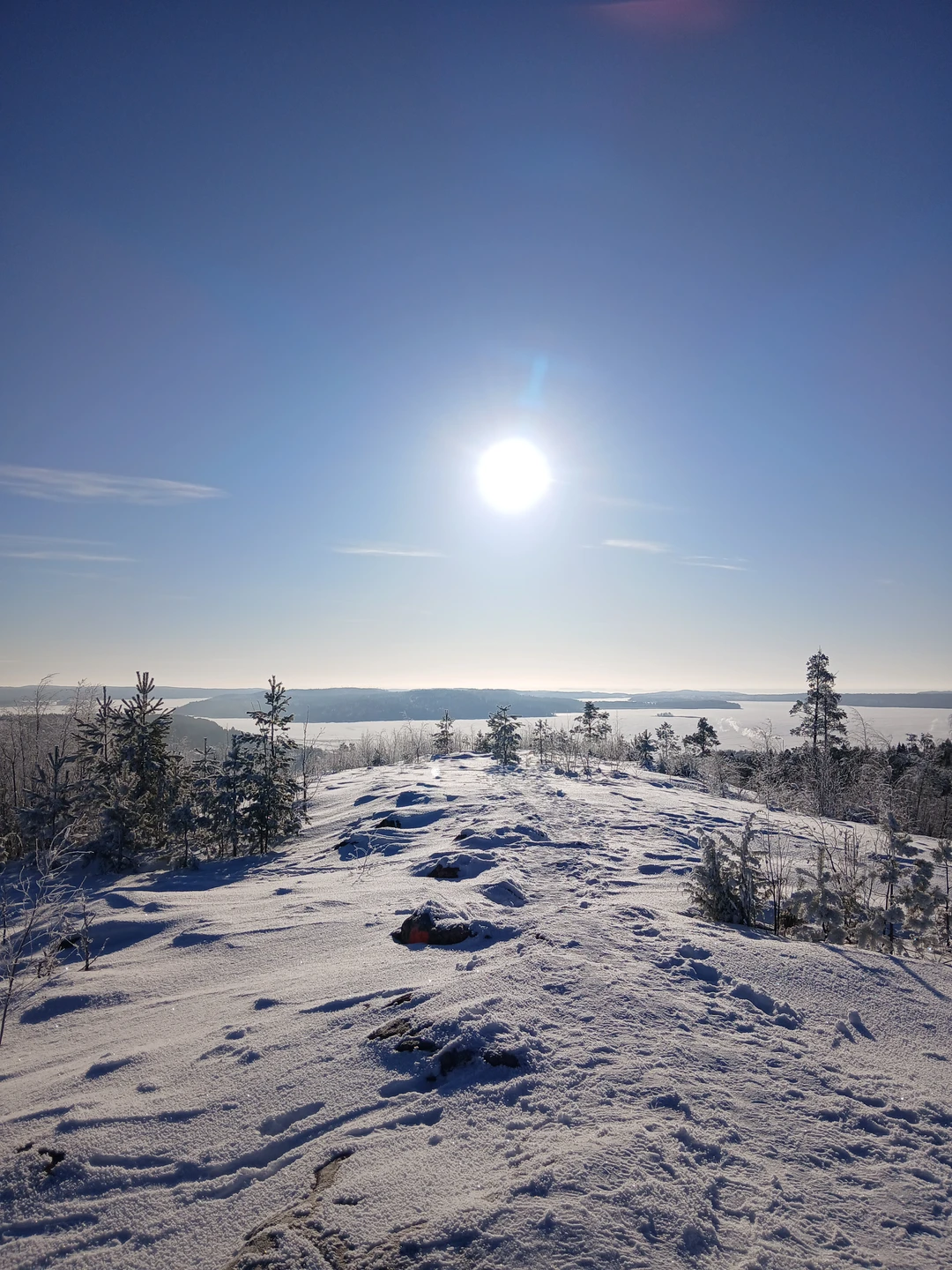 Спасибо Ярославу за экскурсию. Великолепно прогулялись по природе Карелии. Шхеры, водопады,добыча кварца и гранат. Поднимались на