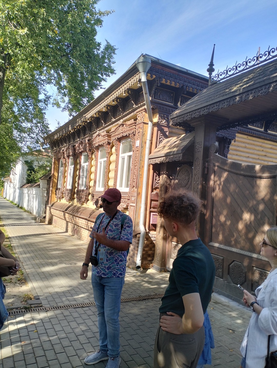 Мне понравилось. Я бы назвала это прогулкой по городу с местным жителем, который любит свой город