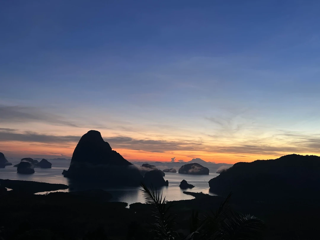 Экскурс провел Владислав, гид из команды Алексея. Приехал четко в оговоренное время! Рассвет встретили, самолеты половили,