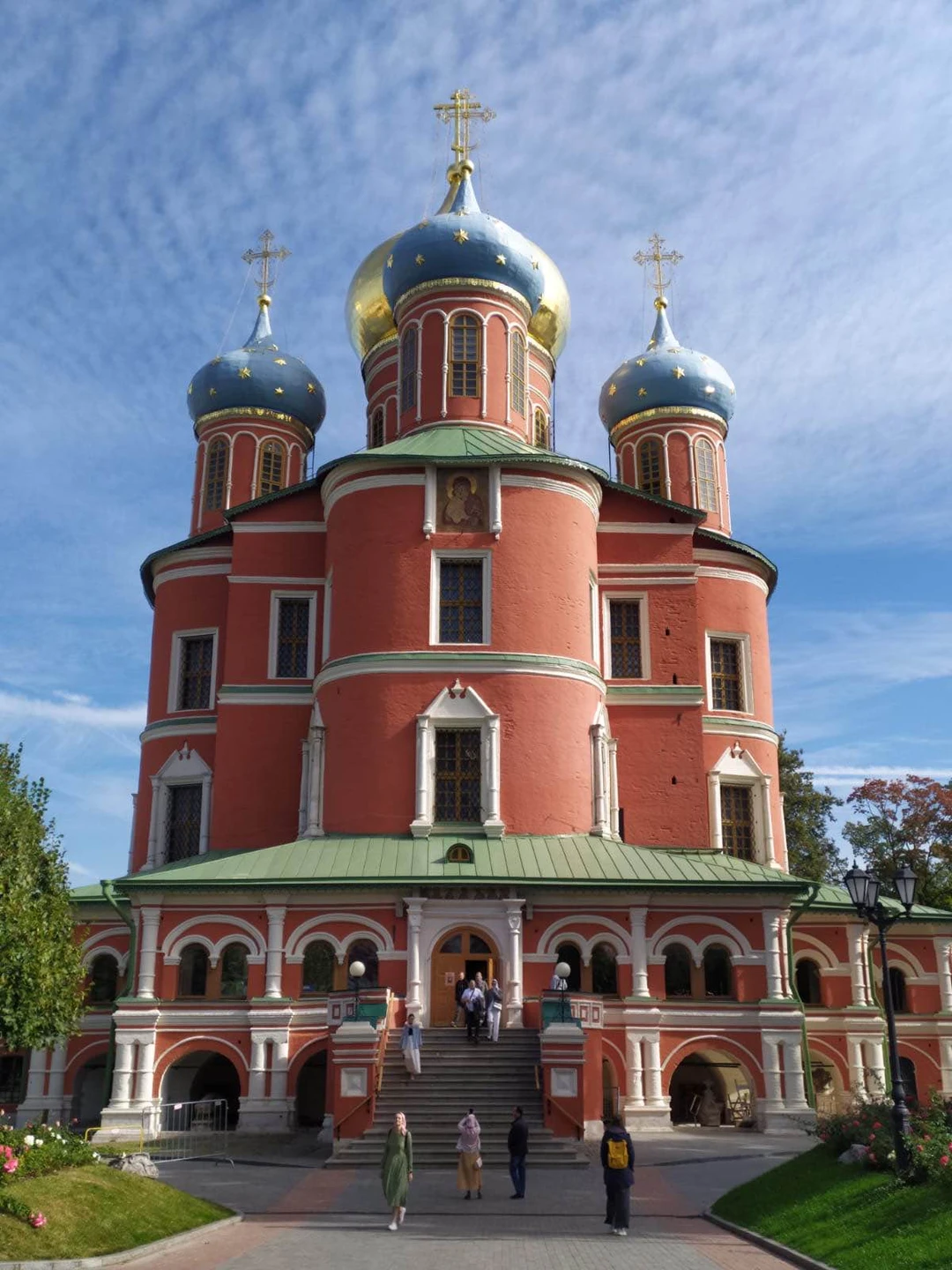 От лица нашей маленькой компании хочу поблагодарить нашего гида Олесю за одухотворенную,интересную экскурсию по Донскому монастырю