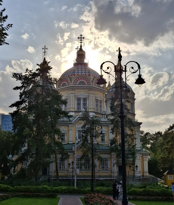 «Золотой квадрат» Алматы, Зелёный базар и высота 3200 м