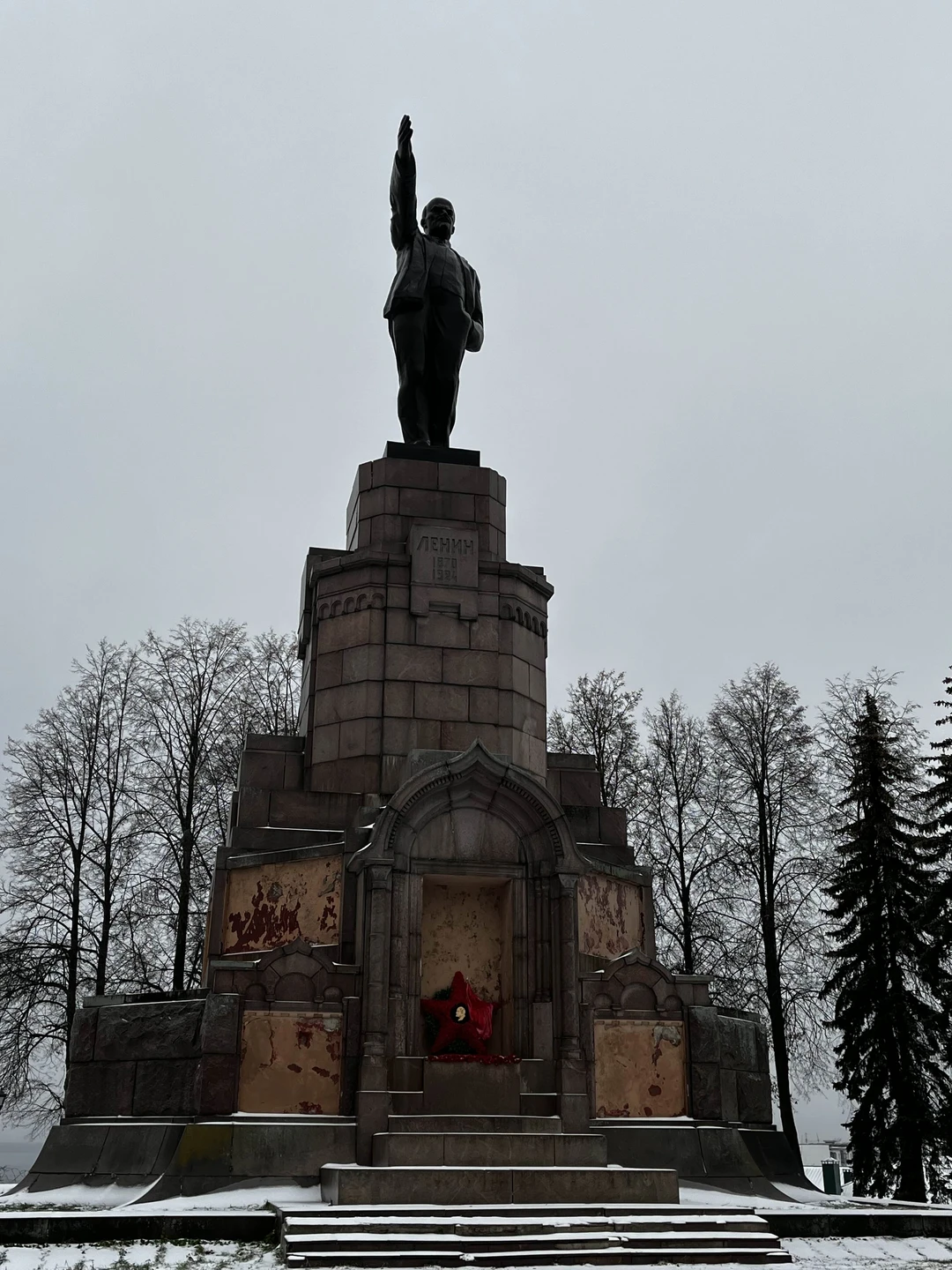 Были с мужем на экскурсии в конце ноября, экскурсию проводил Алексей. Несмотря на плохую погоду, экскурсия