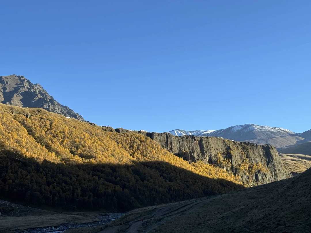 Ездили на Джилы-Су с Виталием. Невероятно красивый маршрут, вся поездка - настоящее наслаждение. И остановки и виды из окна машины.
