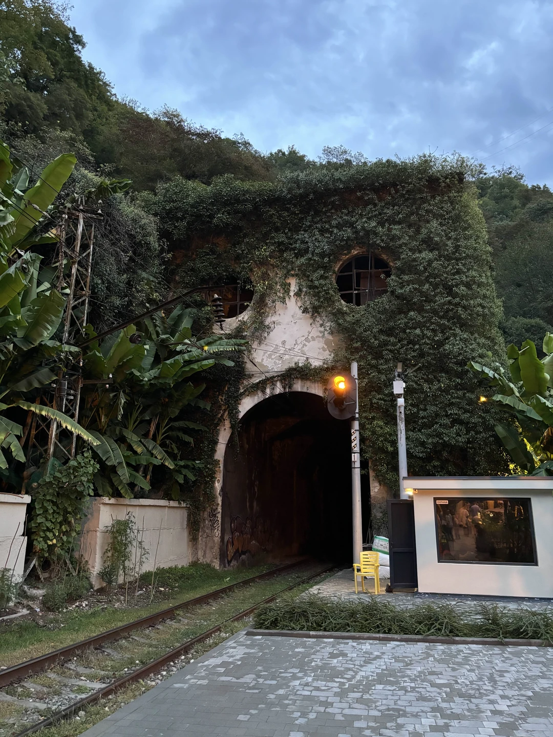 Были на экскурсии вчетвером вместе с родителями. Экскурсия заняла целых 13 часов. Но пешие маршруты чередовались