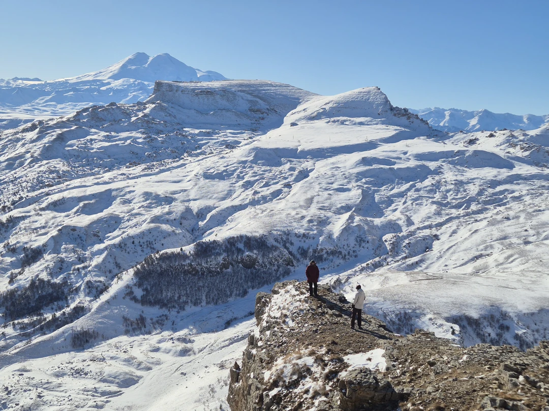 Ездили двумя семьями (четверо взрослых и дети 17,16,11,10 лет) на двух внедорожниках с Семеном и Григорием