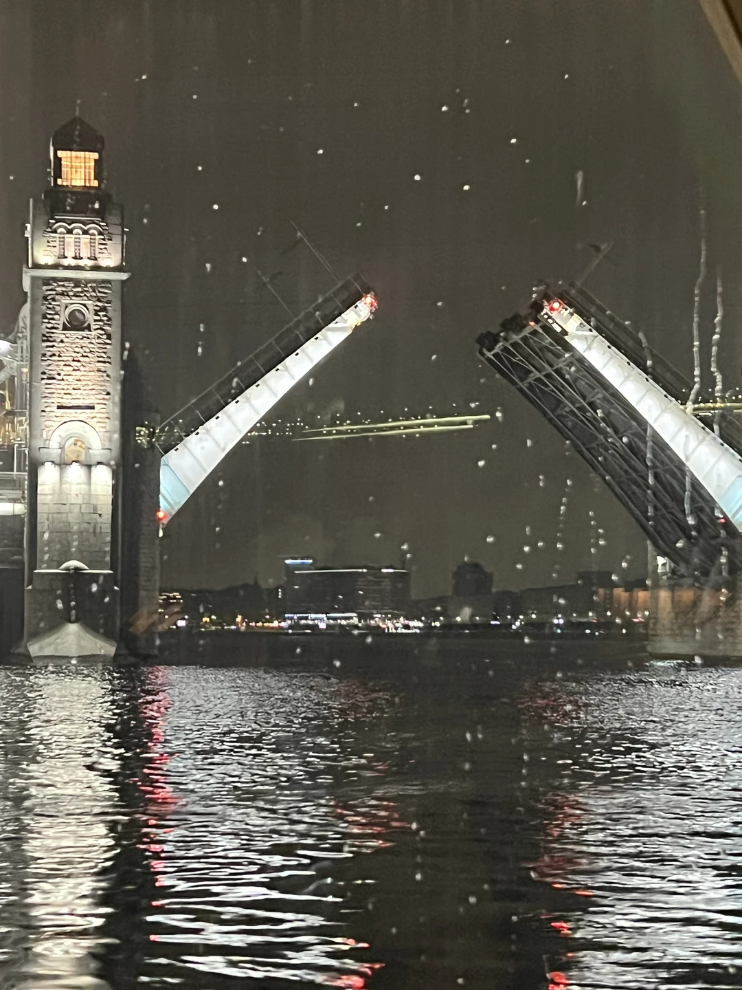 Было все хорошо,весело,приятно. Но один нюанс расстроил,что было очень тесно