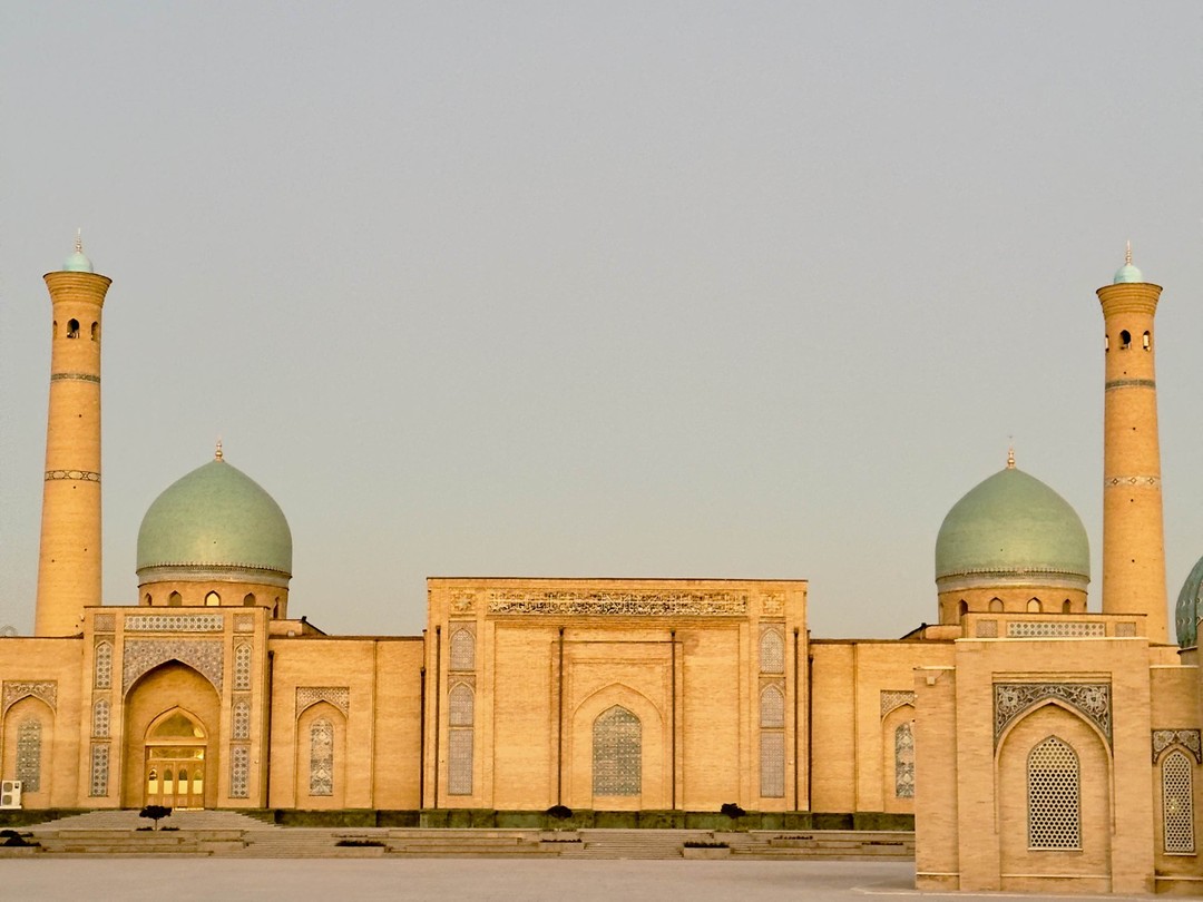 Прекрасная пешая экскурсия. Получили именно то, что хотели. Старый город во всей его красе и рынок Чорсу
