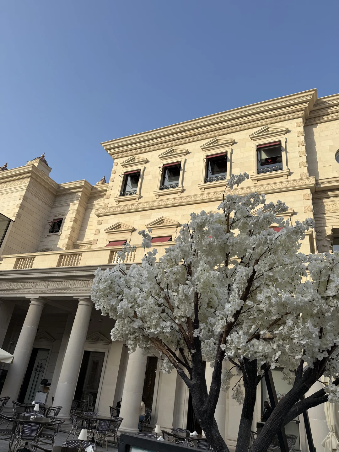 Фирас отлично провел экскурсию. Мне и моей жене все понравилось. Рассказал нам историю Катара и отвечал