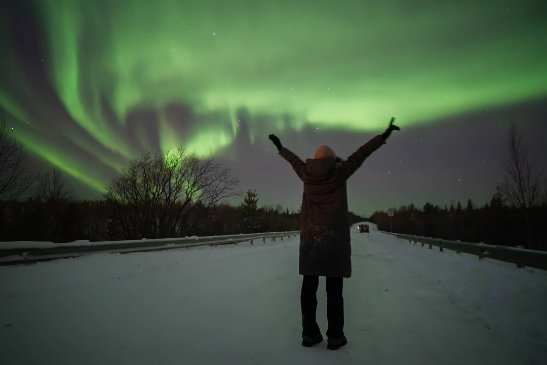 Очень повезло в свой день рождения увидеть и запечатлеть, с помощью Алексея, такое яркое сияние. Фото прилагаю)