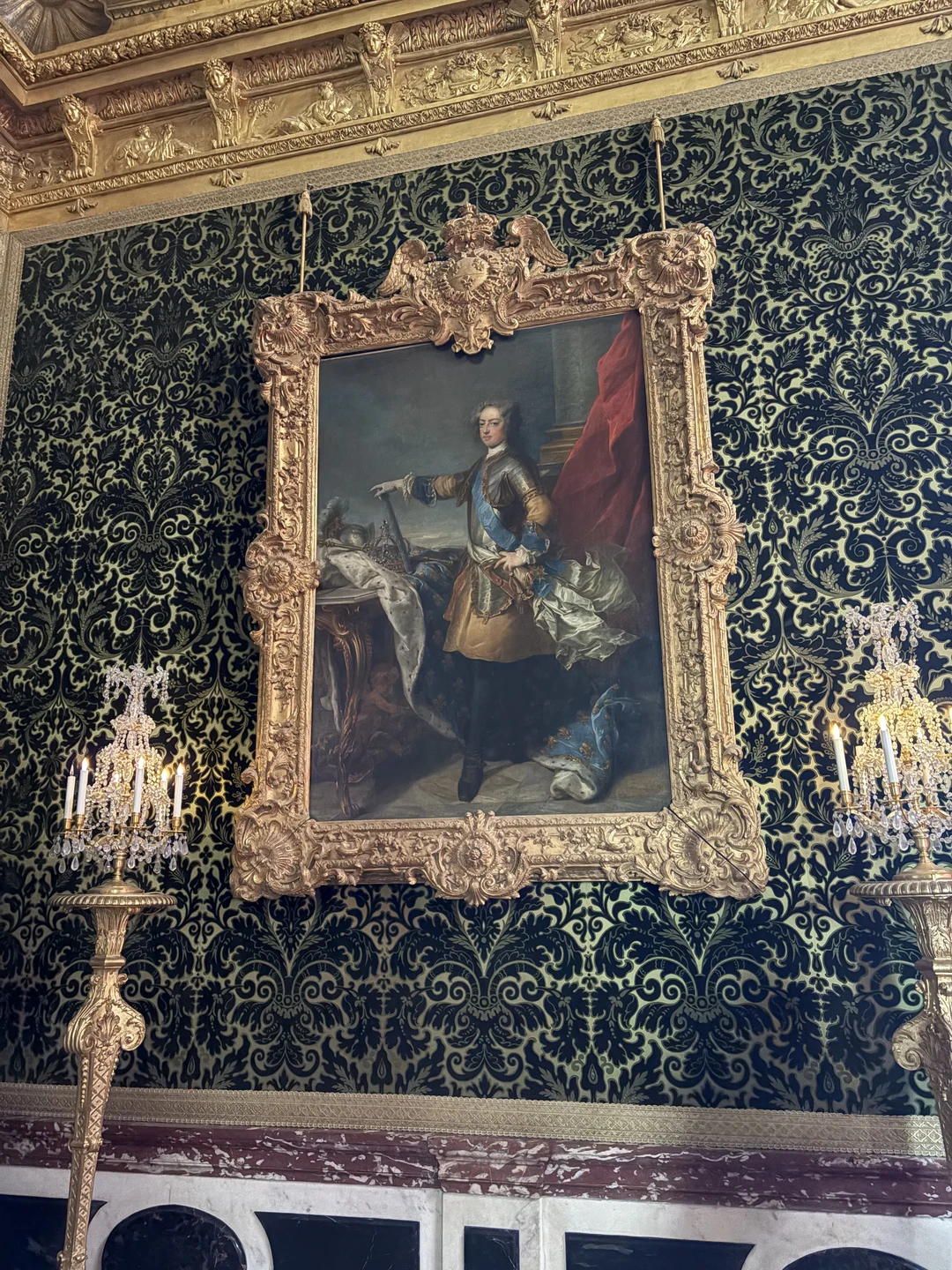 Очень хороший вариант для туристов: с комфортом добраться до Версаля, по пути слушая интересную информацию о