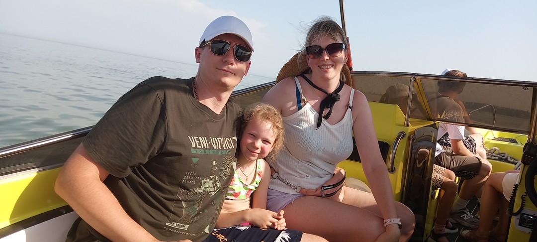 На остров нас не повезли, сказали волна, покатали в сторону завода. Экскурсовод разговорчивый, отвечал на наши