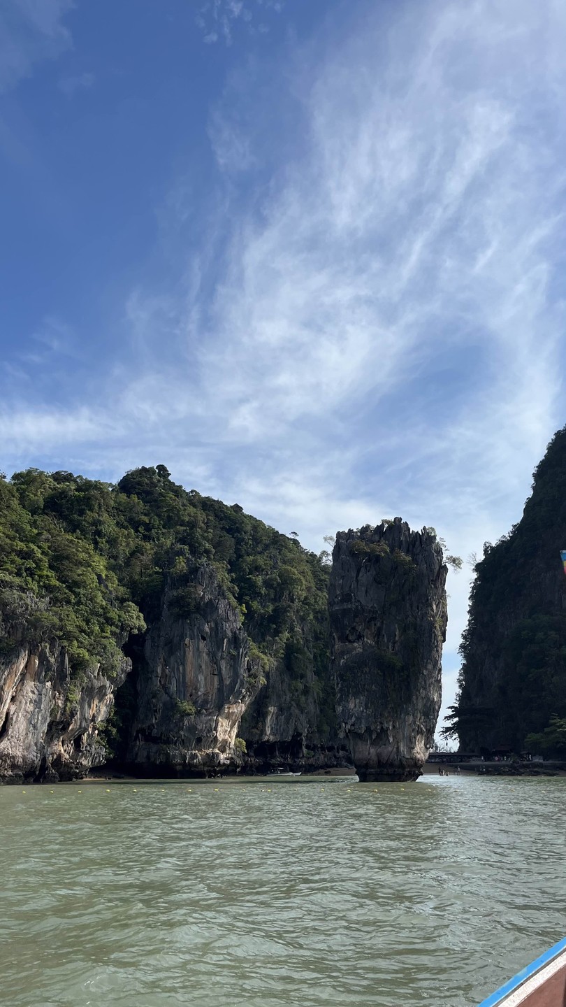 Замечательный день! Грамотно построенный маршрут: пляж с самолетами, 70-ти метровый водопад, смотровая площадка… Богдан приятный в