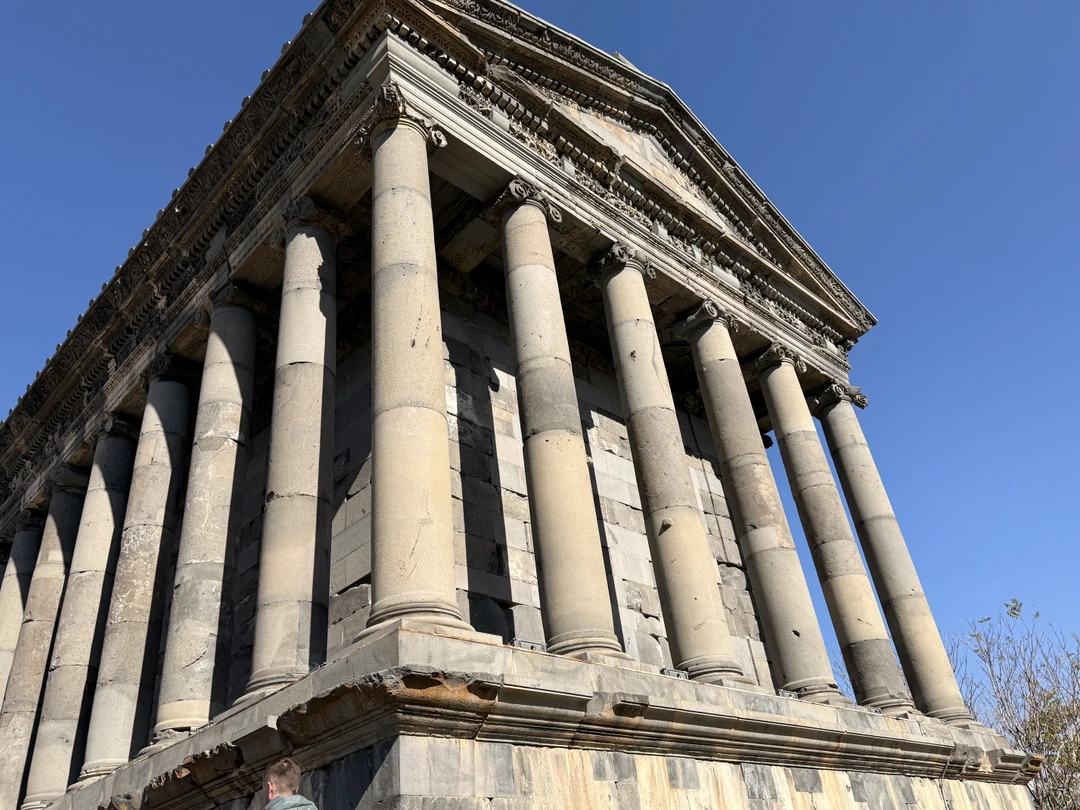 Приехали в Ереван на 4 дня. Заранее бронировали экскурсию через сайт, что очень удобно. Экскурсией очень