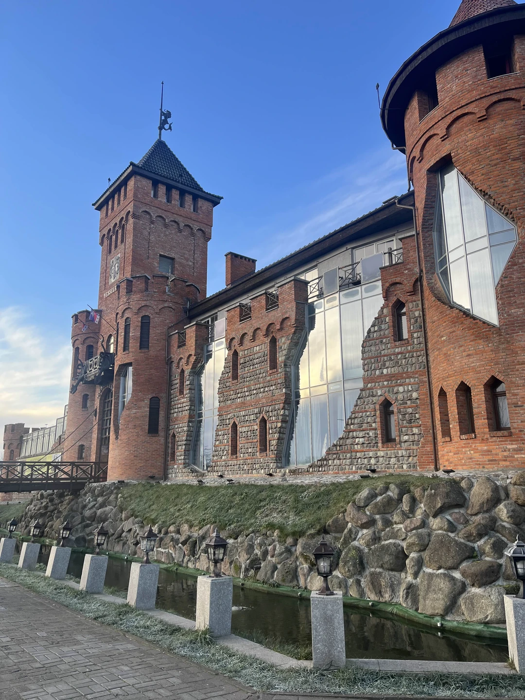 Достаточно насыщенная экскурсия,где вы увидите Зеленоград и его окрестности,погуляете по лесу, городу и замку. Мы, в