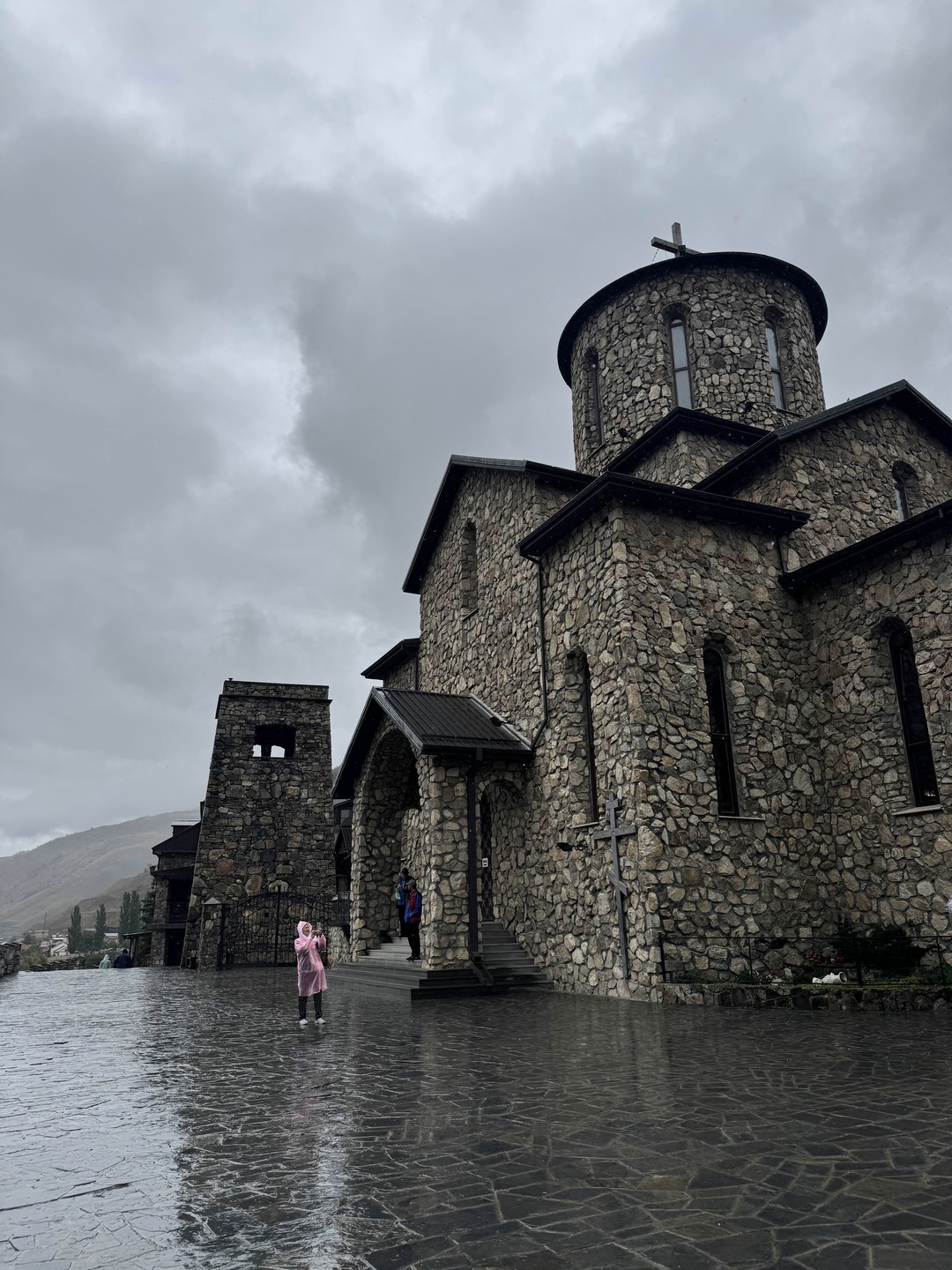 Экскурсия нам очень понравилась! Осетия - безумно красивая, аж до мурашек! И даже плохая погода не