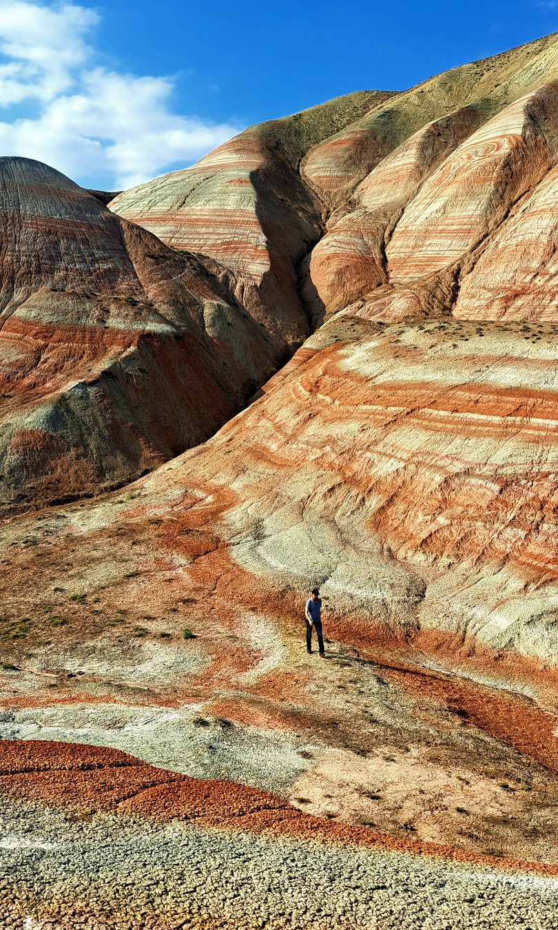 Агатовые горы Хызы, грязевые вулканы, розовое озеро и скала Бешбармаг (1/21)
