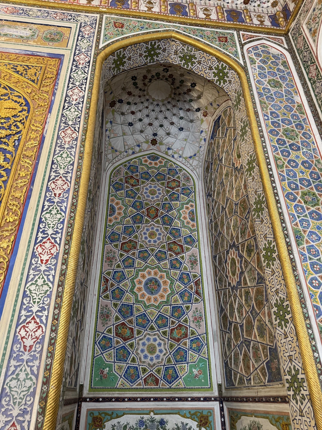 Ойбек большой молодец! Немного видоизменил экскурсию на наш выбор,опираясь на наши интересы и в результате мы