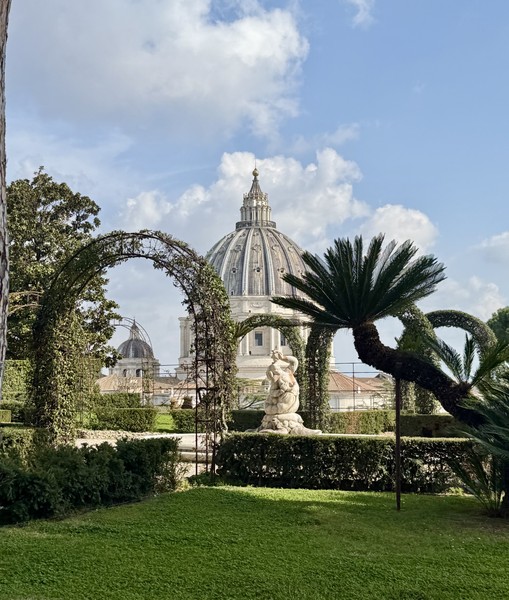 Нэлли настолько легко и доступно расскажет вам о Ватикане, что вы даже не заметите как пролетят