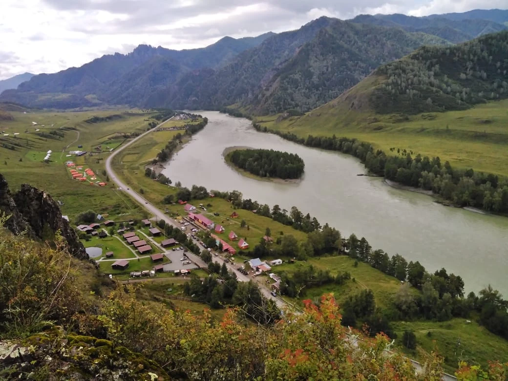 Мне очень понравилась поездка в Горный Алтай с гидом Инессой! У нее новый джип, современный и