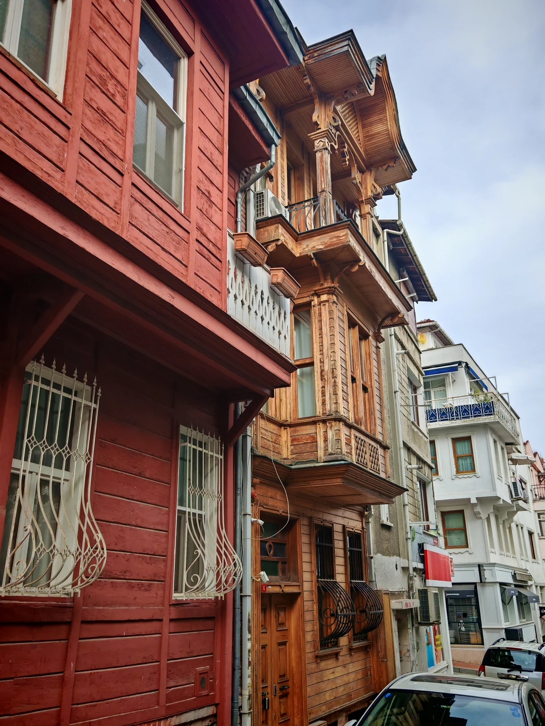 Отличная экскурсия. Огромное благодарность гиду. Ясмин очень хорошо преподносит материал. При общении располагает к себе. При