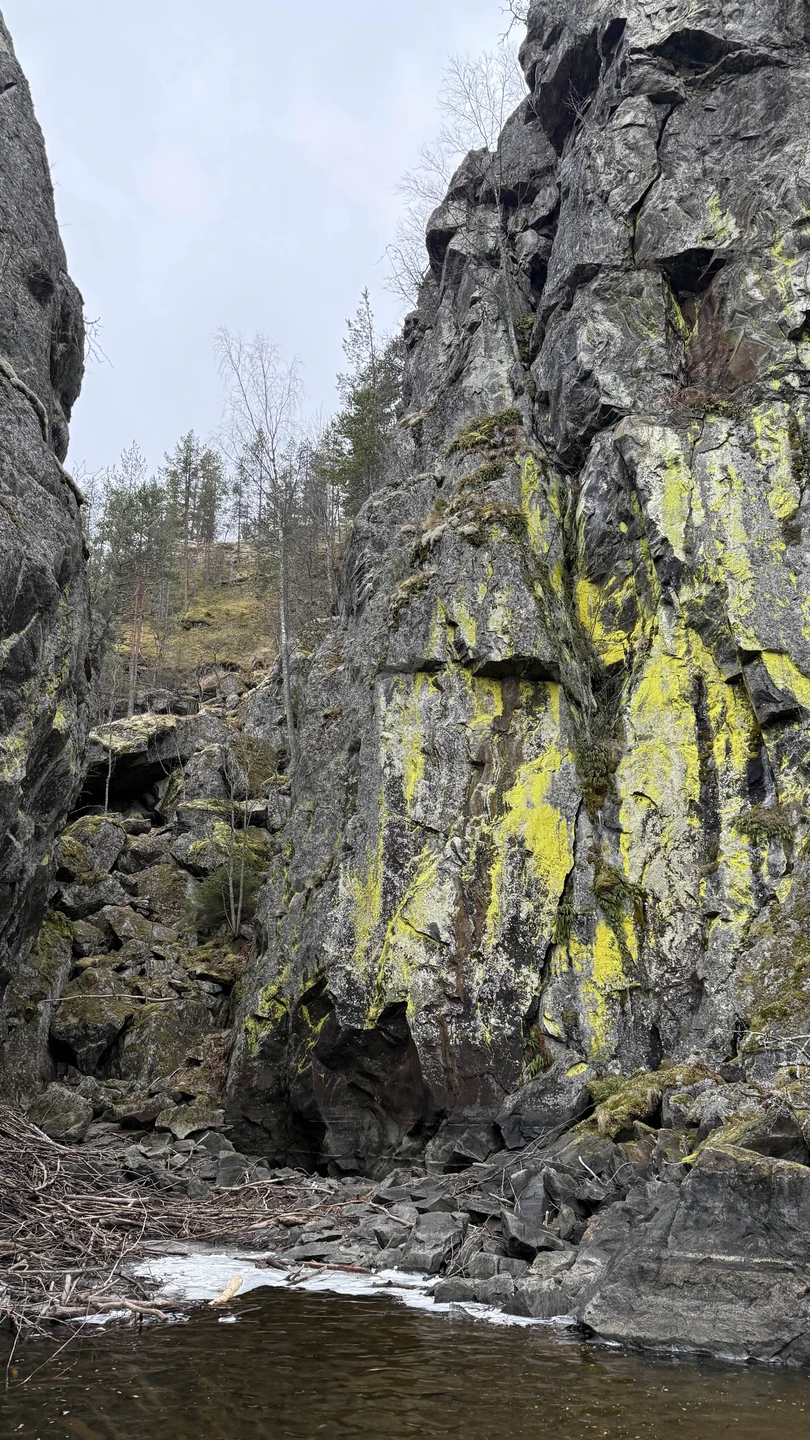 Так как лед на Ладоге 25 декабря еще не встал, шли не на аэролодке, а на