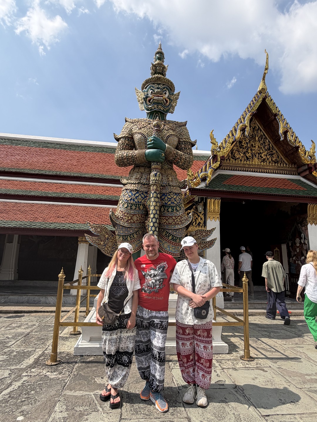 Очень классный гид. Он русский. Говорит на тайском и знает город на отлично. Очень отзывчивый