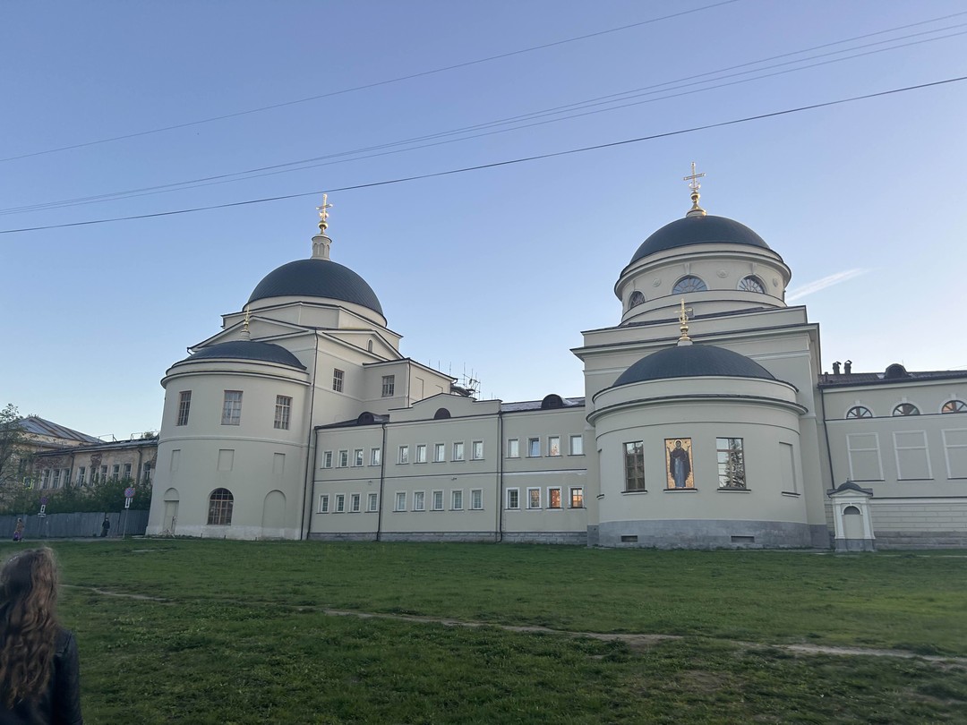 Спасибо большое гиду Михаилу за интересную экскурсию! Много легенд разных рассказал про обитателей здешних домов, много