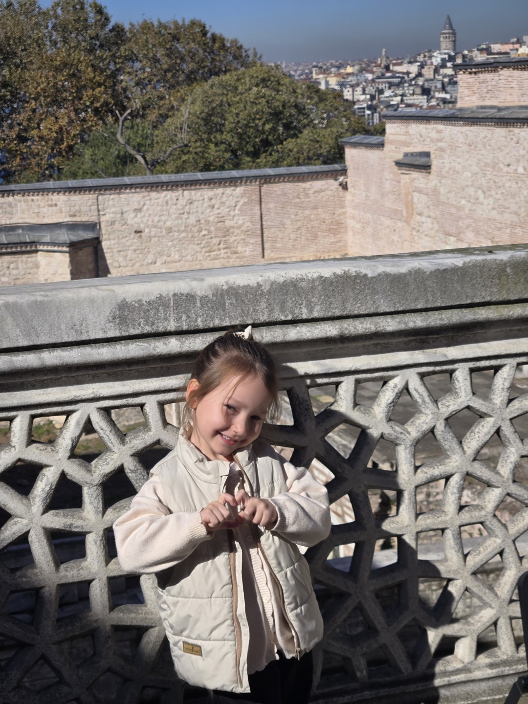 Абдурахим очень приветливый и добрый гид, смешно шутит очень интересно рассказывает. Отвечает на все вопросы, старается