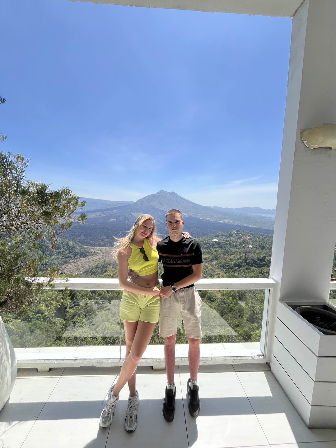 Всё началось с прекрасного водителя, который нас забрал без опозданий) Мы приехали самые первые к рассвету