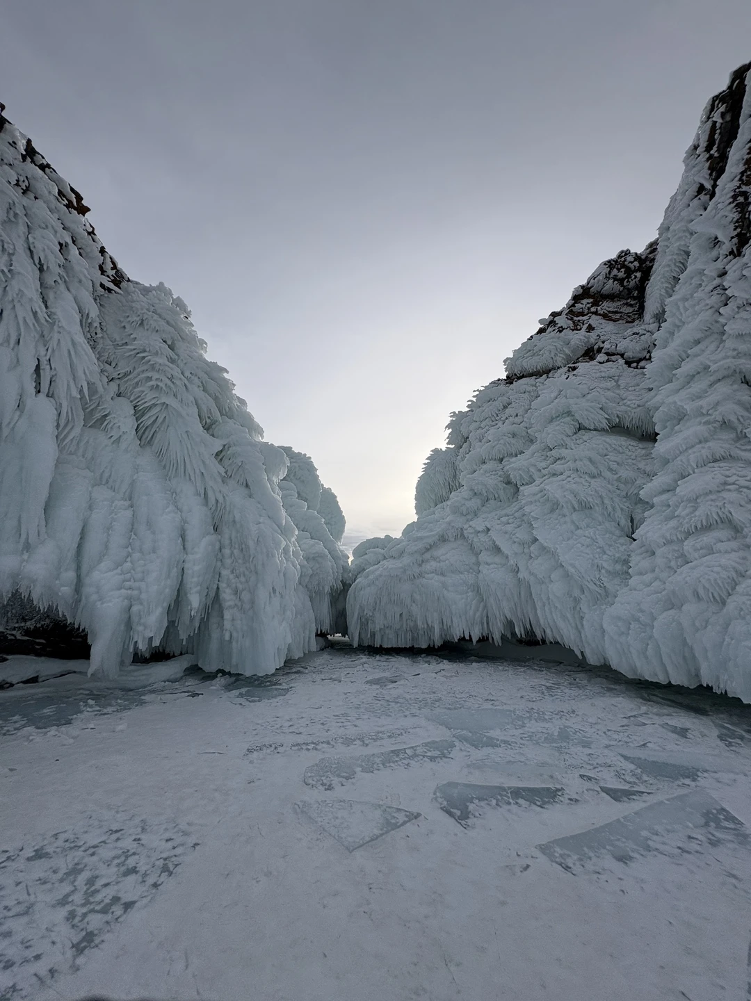 Сразу оговорюсь, что в связи погодными условиями нам заменили экскурсию по Ольхону на экскурсию по льду Байкала. Согласились на замену и не пожалели