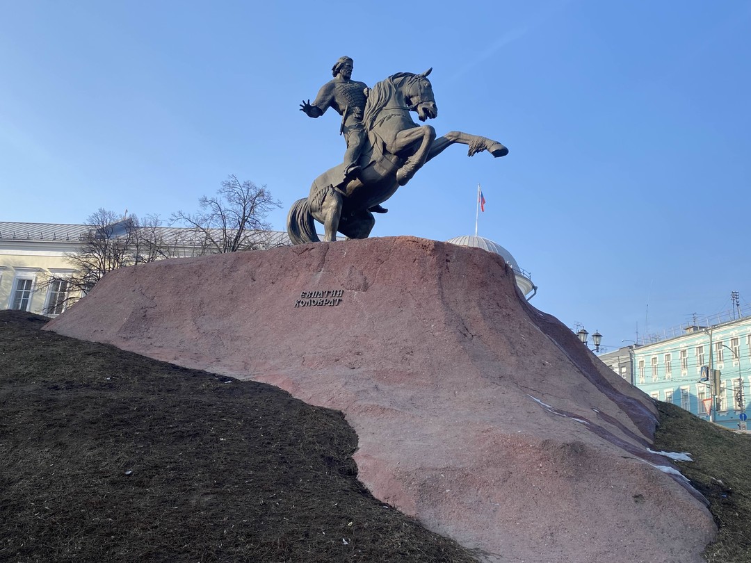 Алексей-великолепный рассказчик, увлеченный, прекрасно знает историю края, отвечает на вопросы, порекомендовал интересные места, кафе, рестораны. В