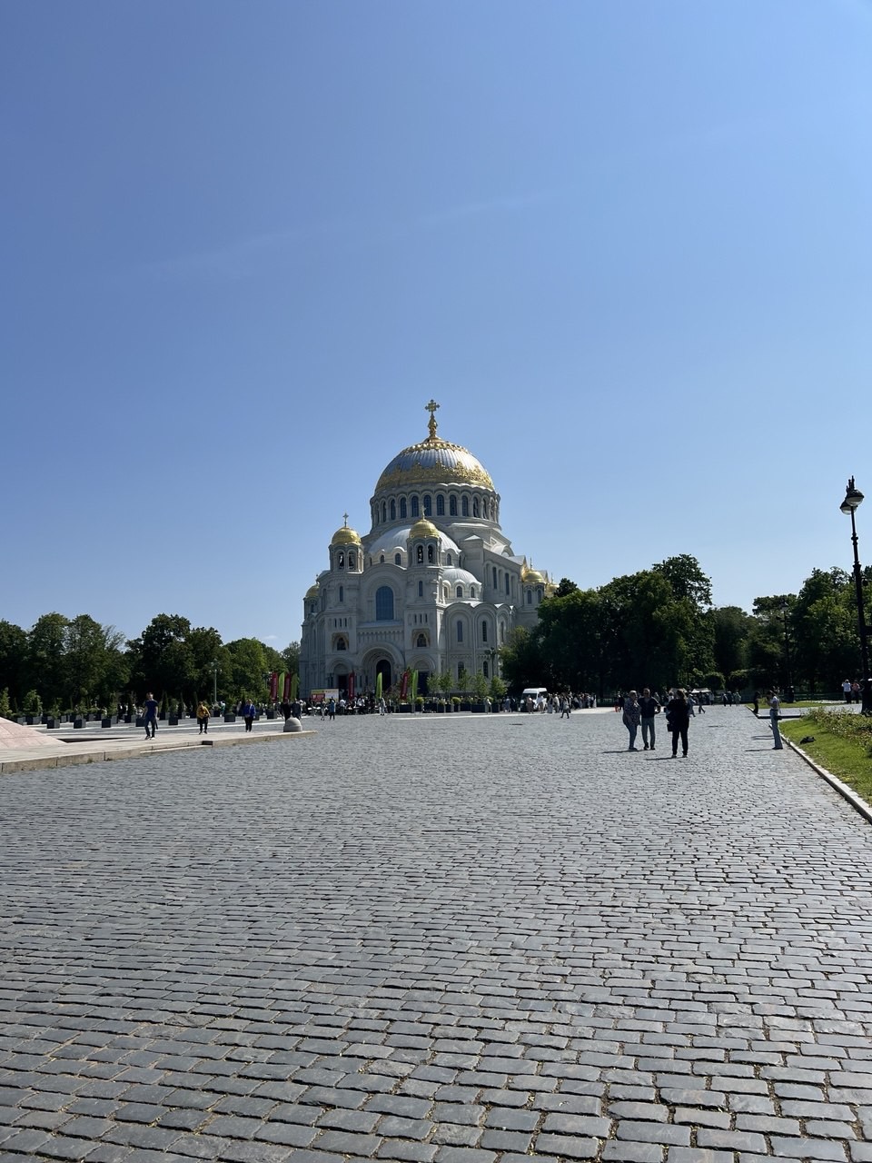 Великолепная экскурсия. Игорь – прекрасный, много знающий, глубокий и рефлексирующий человек. По дороге в Кронштадт Игорь