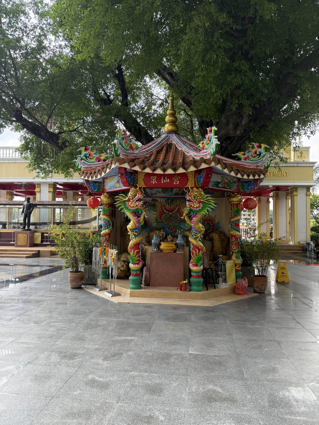 Отличная экскурсия для знакомства с таким многогранным и немного пугающим неопытных путешественников городом, как Бангкок. Как