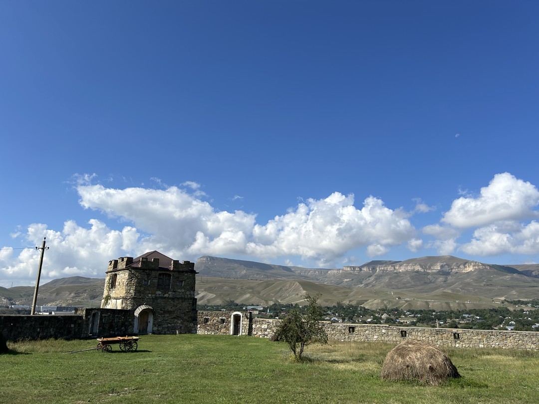 Интересная экскурсия! Максим прекрасный рассказчик, с красивым низким голосом. Поездка прошла легко, благодаря эрудированности, глубоким знаниям