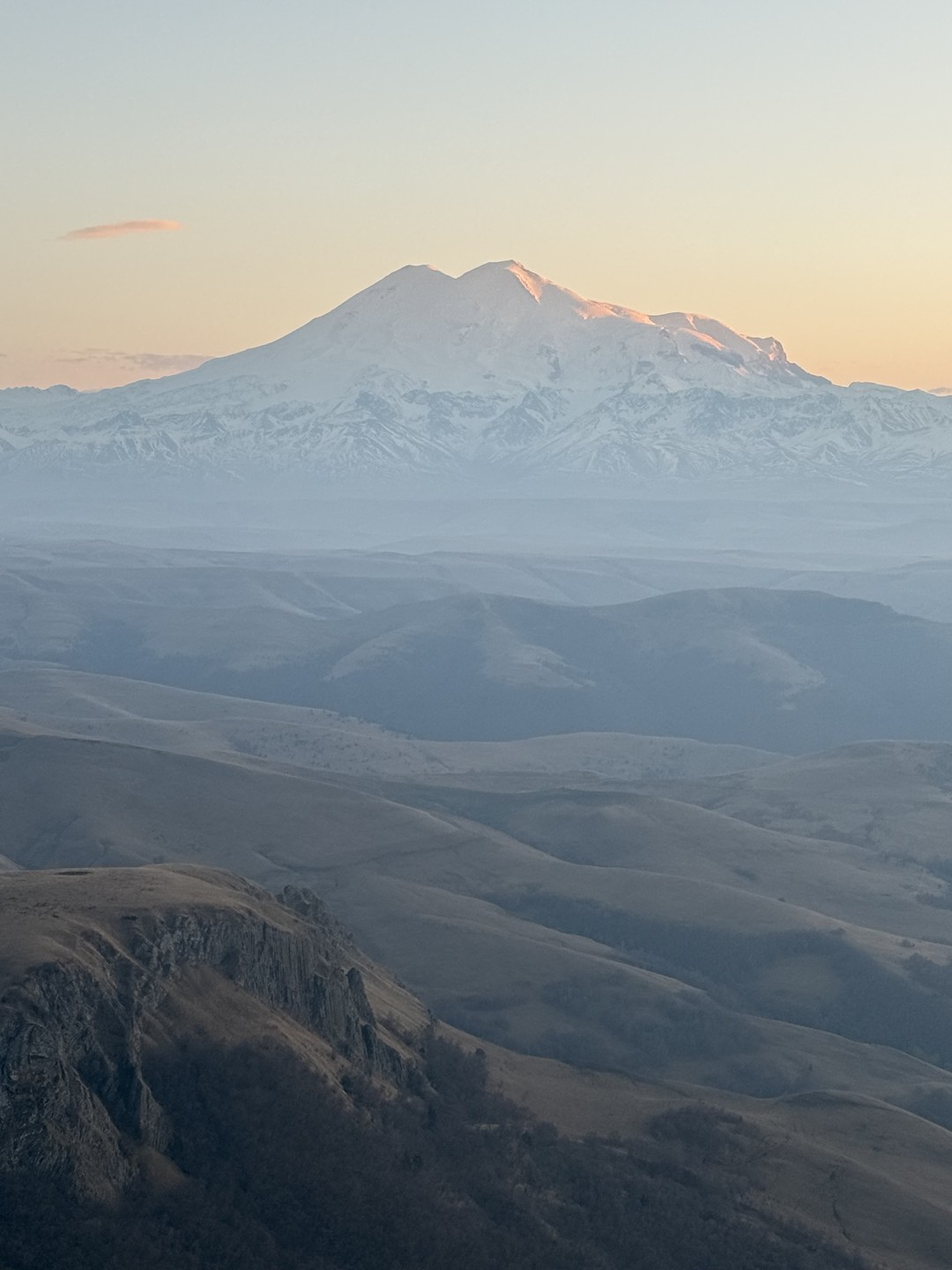 Очень рада, что получилось попасть на плато Бермамыт на закате. Нереально красивое место! А наш гид-водитель