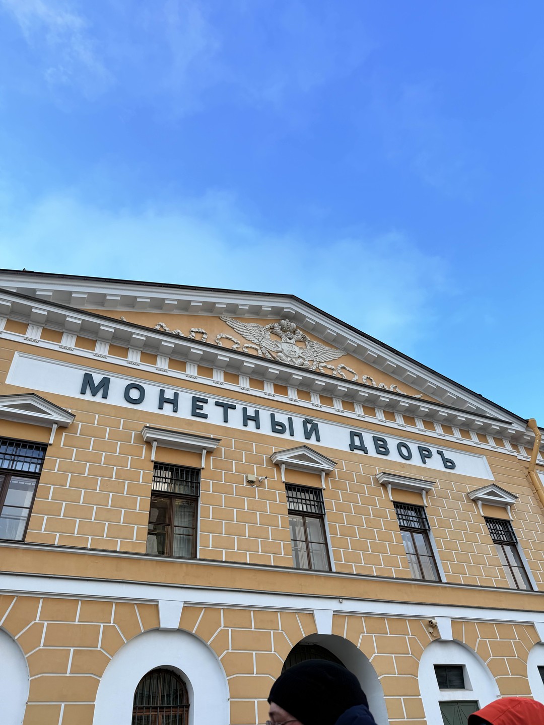 Автобус чистый, удобный! Экскурсовод интересно, структурировано рассказывает, между остановками небольшие переезды, не успеваешь заскучать. В холодное