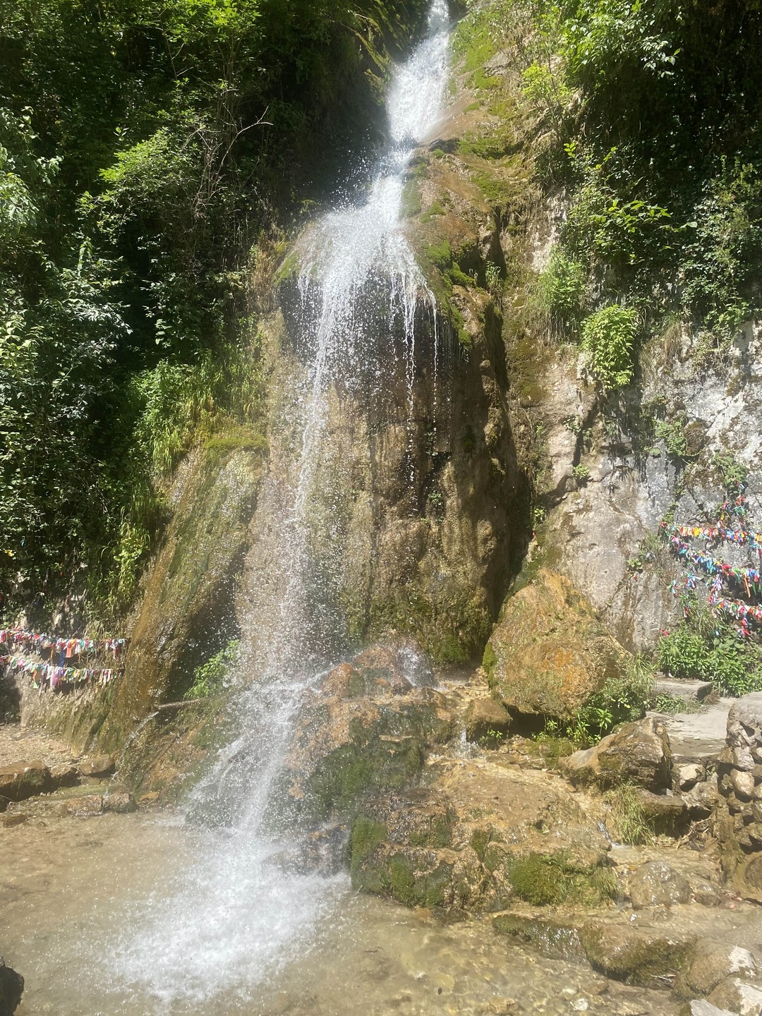 Наша поездка на озеро Рица прошла на одном дыхании. По дороге наш гид Руслан показал нам