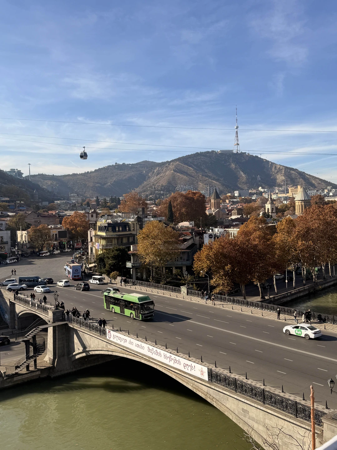 Аутентично, весело, доходчиво, разнообразно, с большим количеством информации, с вином и хорошим настроением!