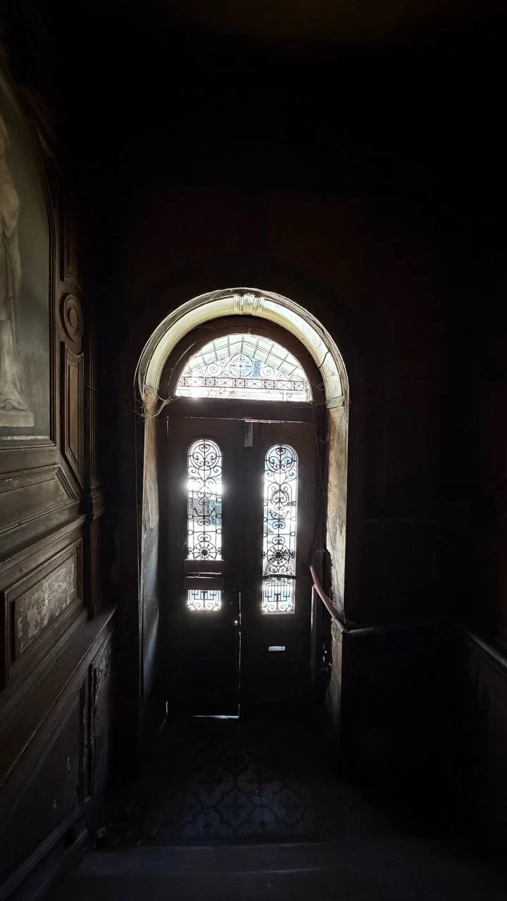 Григол оказался невероятным собеседником, с уникальным и нестандартным подходом к проведению обзорной экскурсии. Эта была не