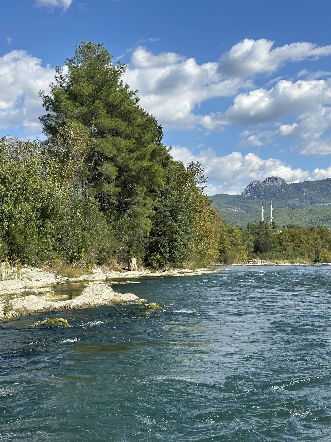 Экскурсия хорошая, сплав по реке спокойный, есть немного порогов, но все безопасно, можно с детьми. Красивые