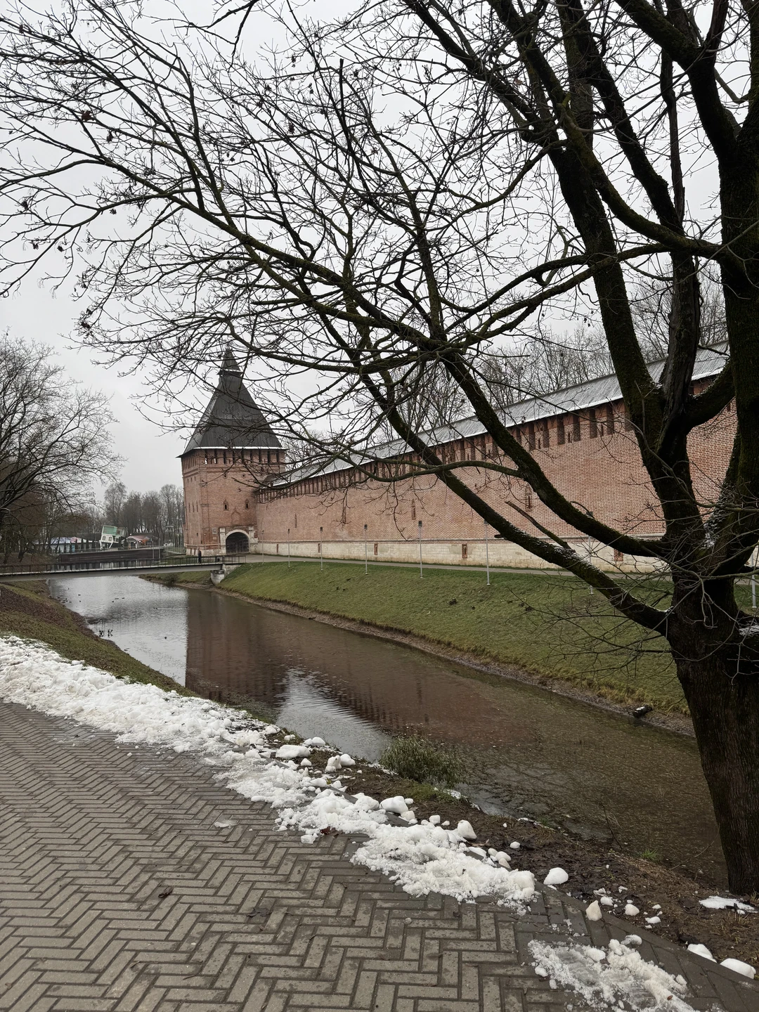 Для общего понимания истории города и основных моментов отличная экскурсия, самостоятельно гораздо скучнее все обходить и
