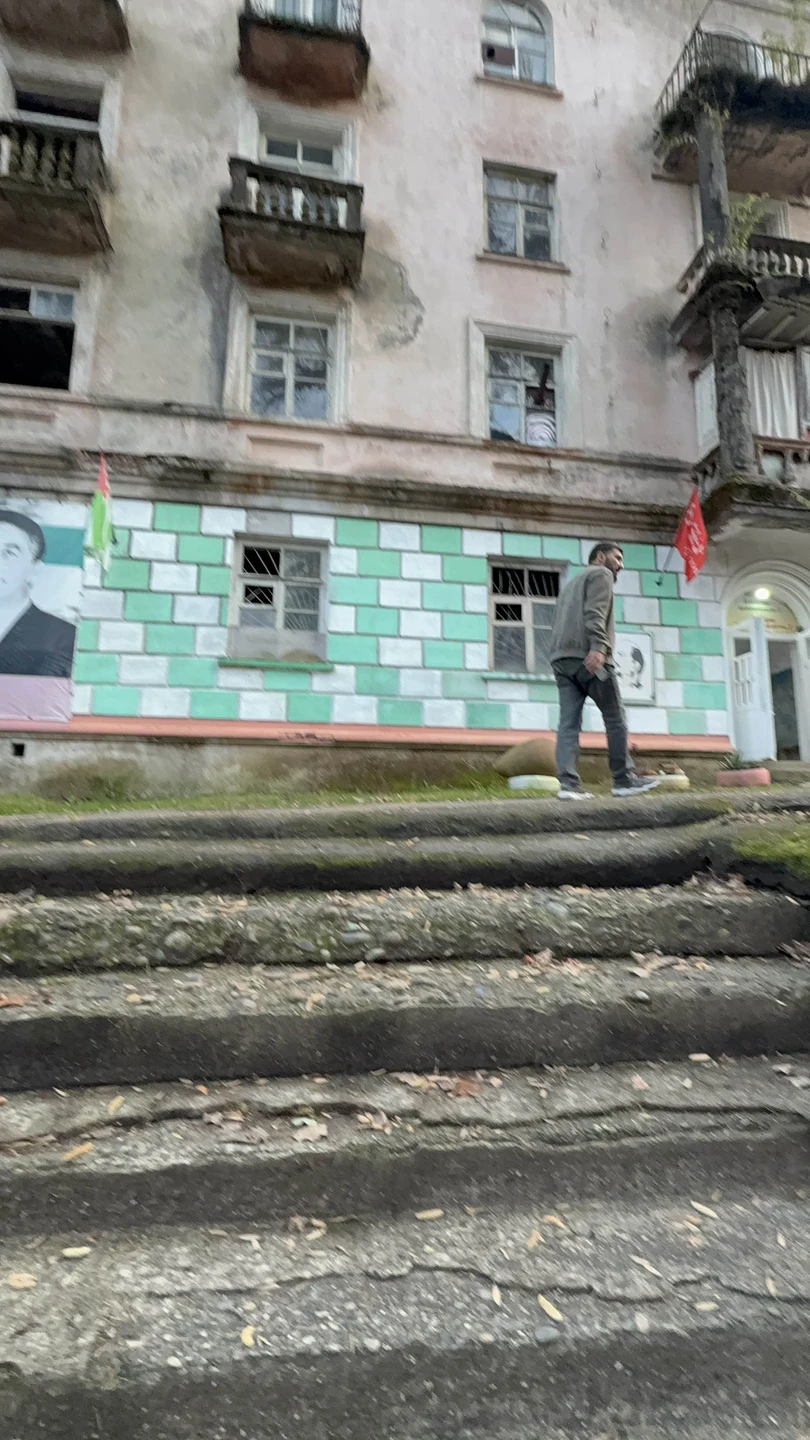 Мы ездили на экскурсию с гидом по имени Гор — и это было одно из самых